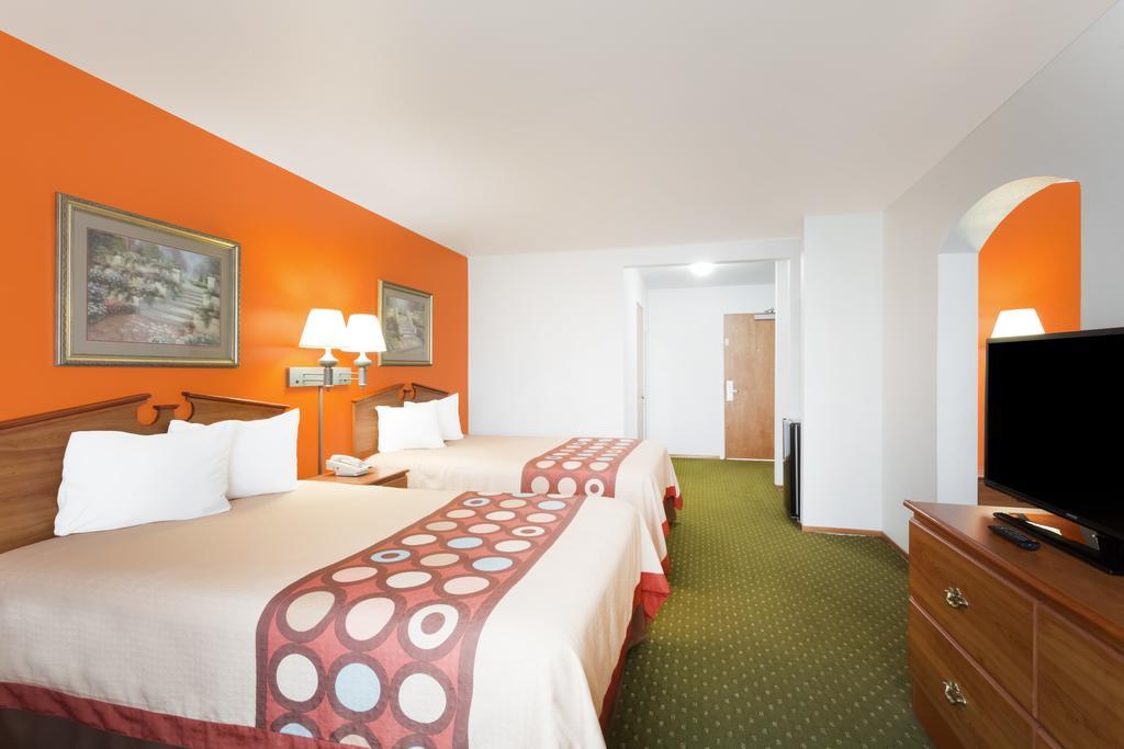 Super 8 By Wyndham Cloverdale Wine Country Exterior foto